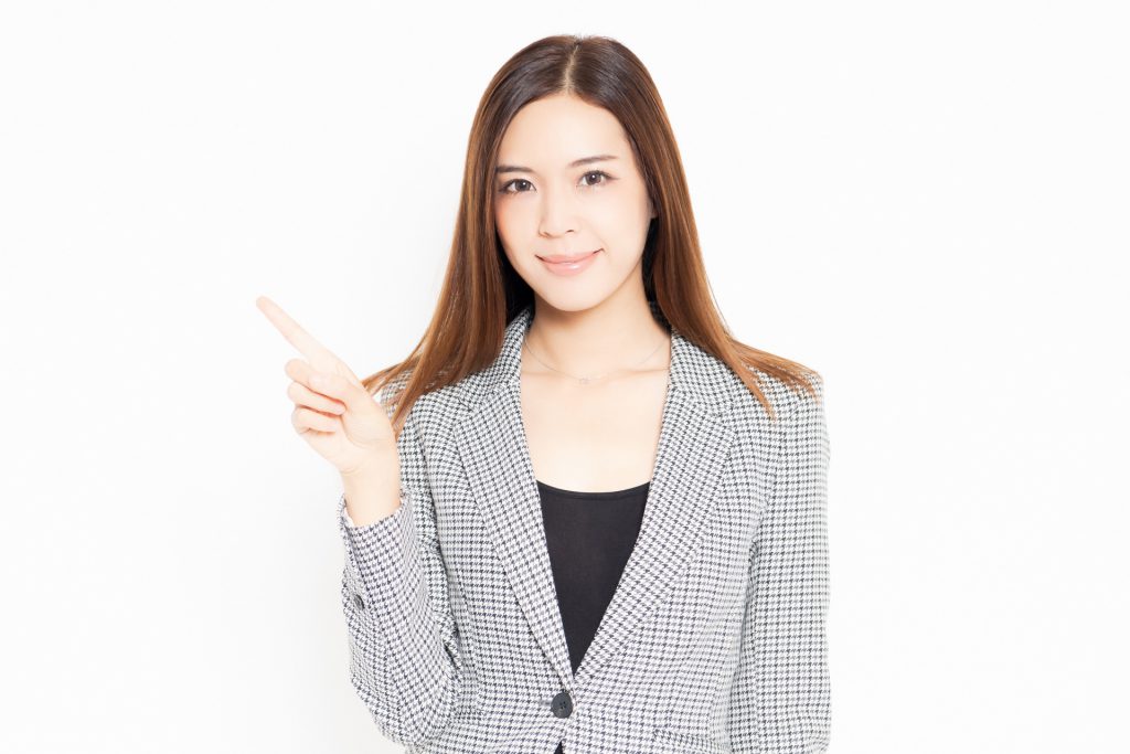 解説する女性
