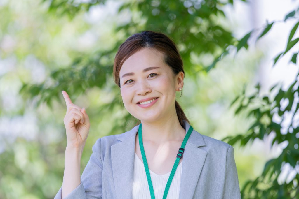 支給の流れと注意点を解説する女性